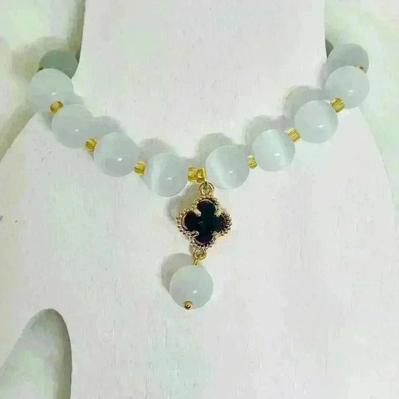 Elegant Moonstone Four-leaf Clover Bracelet - Picture 6 of 8